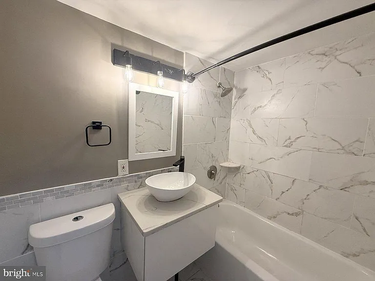 1102 Barclay Towers — Photo 11
