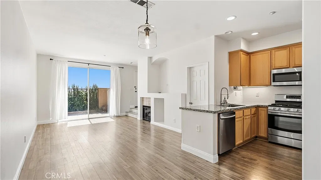 3 bed, 2.5 bath, 1141 sqft, $3,500 — Photo 4