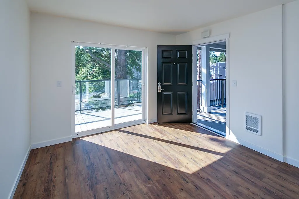 3 bed, 836 sqft, $2,525 — Photo 1
