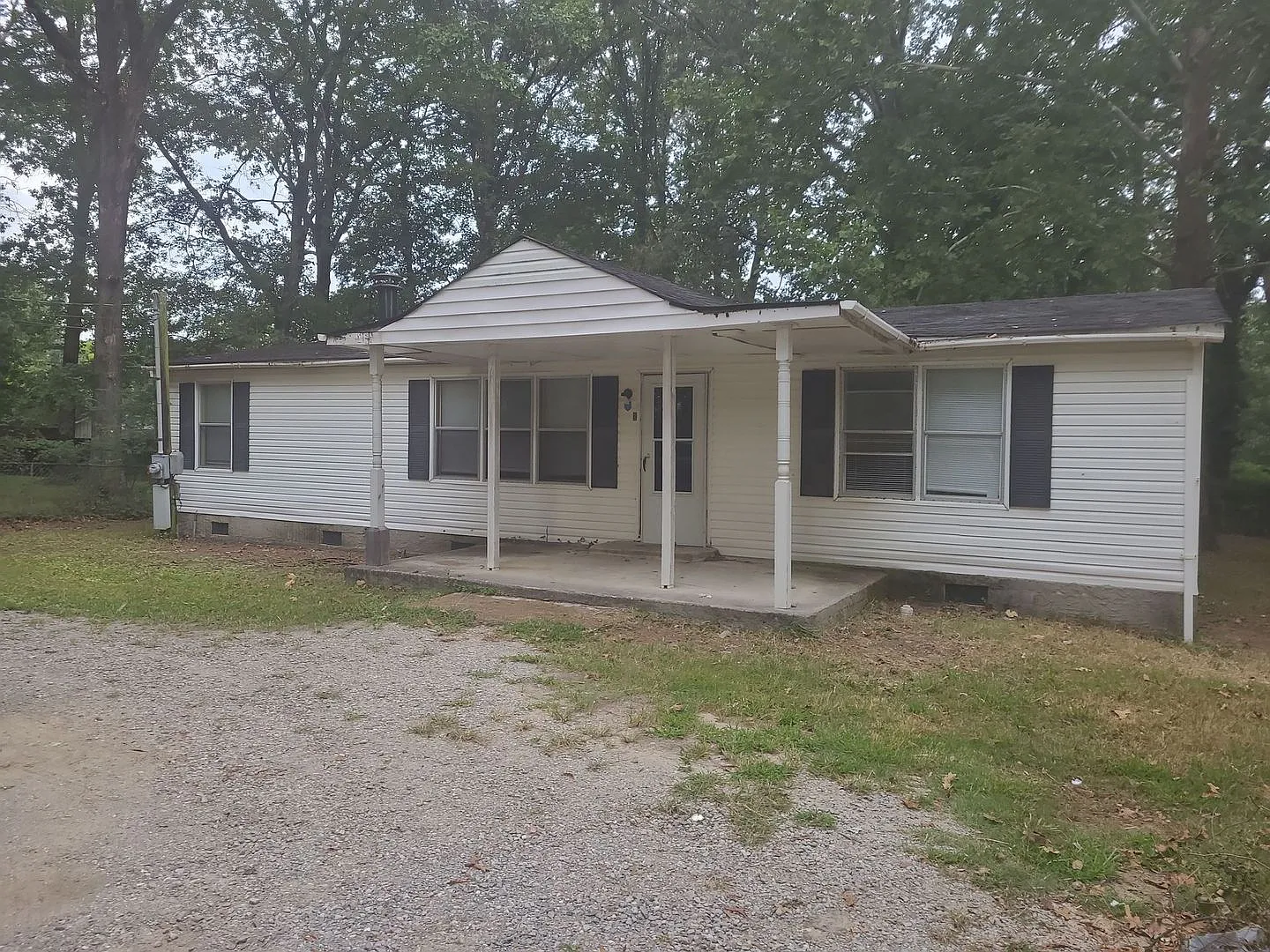 3 Bedroom 2 Bathroom with a partially fenced yard! Housing Vouchers Accepted! — Photo 1