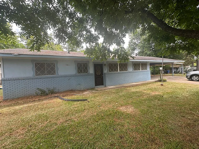 443 Janet Ln — Photo 3