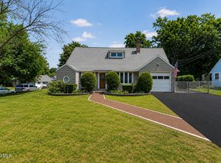 5 Knob Hill Rd, Loudonville, NY 12211