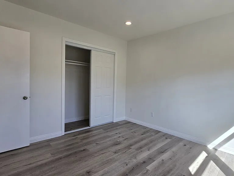 521 N Vermont Ave — Photo 21