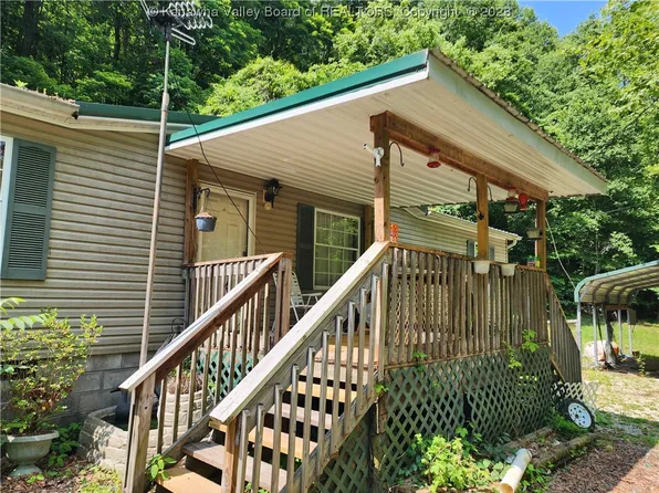 638 Hughart Dr, Sissonville, WV 25320