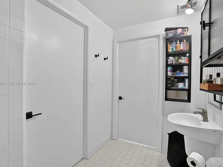 10 SW South River Dr #1005 — Photo 17