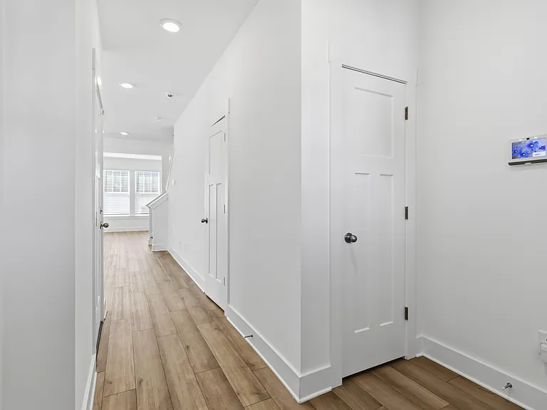 105 Cobden Ct — Photo 6