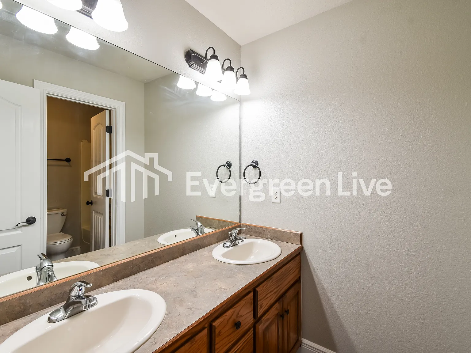 4 bed, 2.0 bath, 1932 sqft, $1,745 — Photo 4