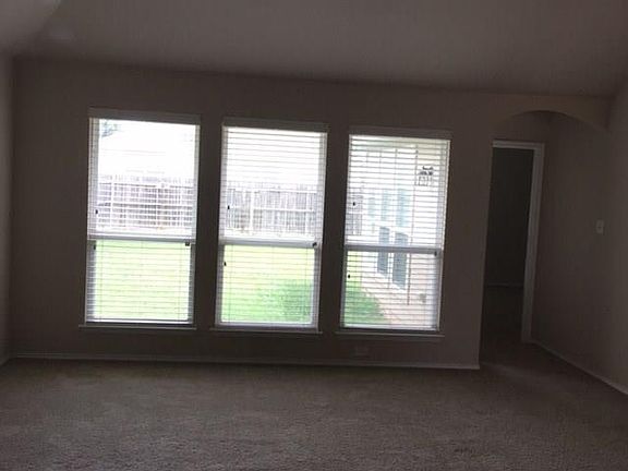 2nd image of 504 Crescent Creek Ln