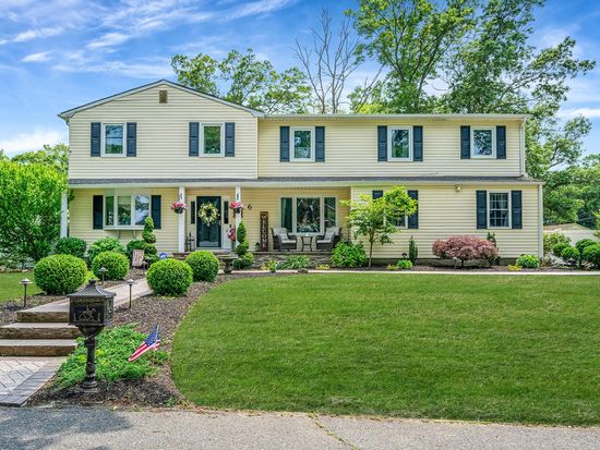 6 Pine Street N, Lake Grove, NY 11755