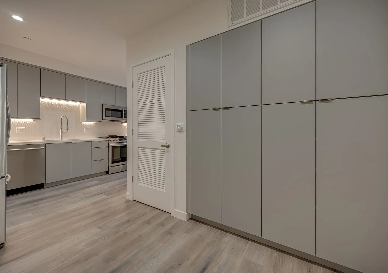 5122 Maplewood - Luxury Apartments — Photo 3