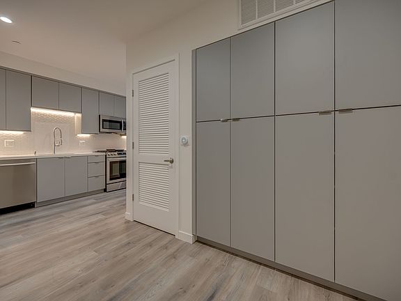 3rd image of 5122 W Maplewood Ave #303