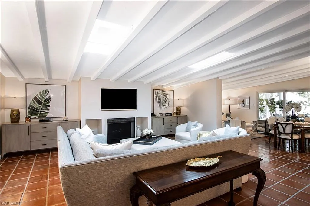 3 bed, 3.0 bath, 2252 sqft, $30,000 — Photo 4