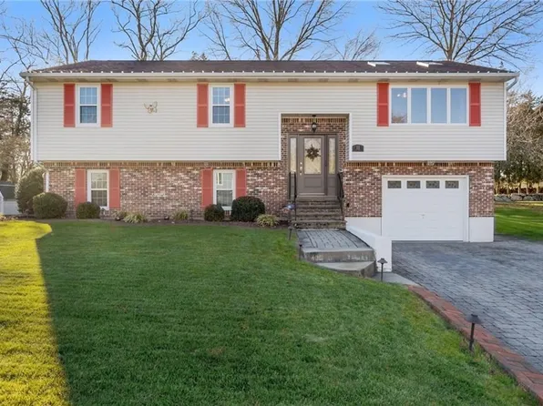 11 Pat Dr, Lincoln, RI 02865