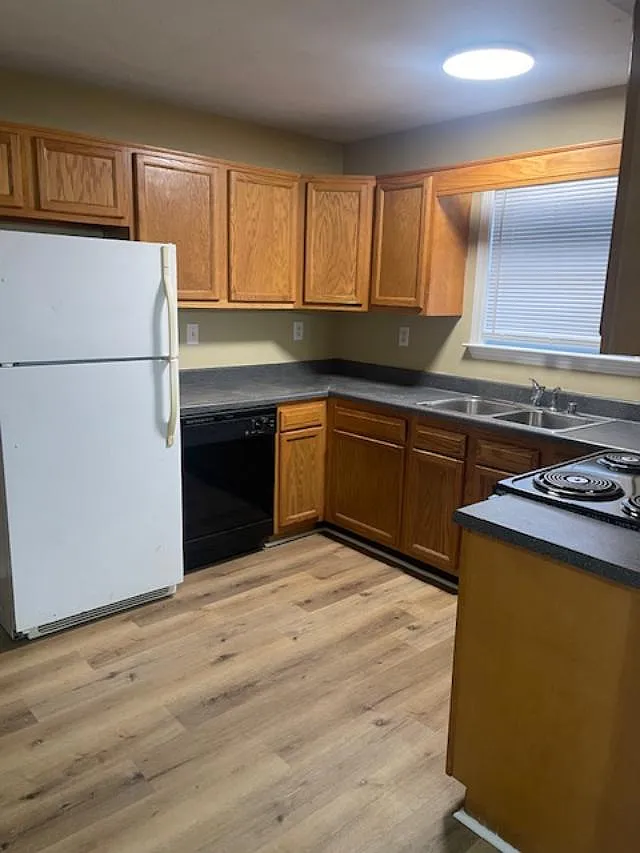 111 Stockton Ct — Photo 2