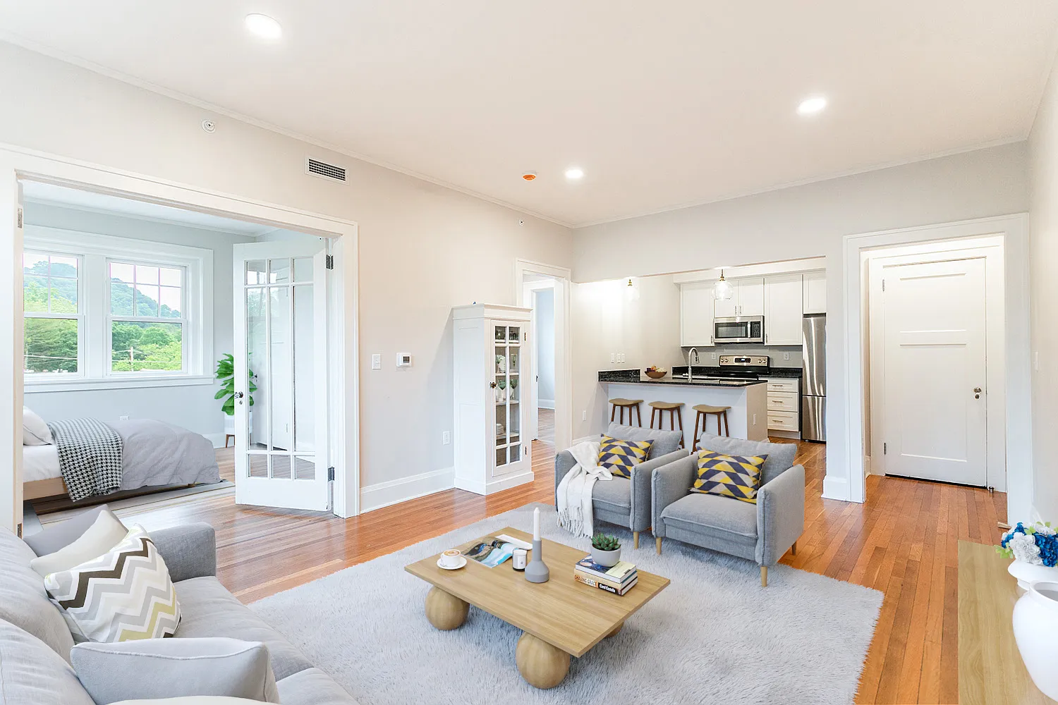 2 bed, 1.0 bath, 721 sqft, $1,800 — Photo 1