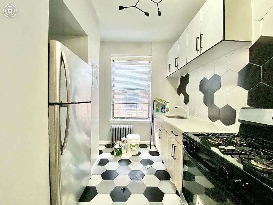 2nd image of 1596 Pacific St #4