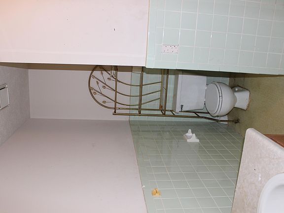 5th image of 605 W College St
