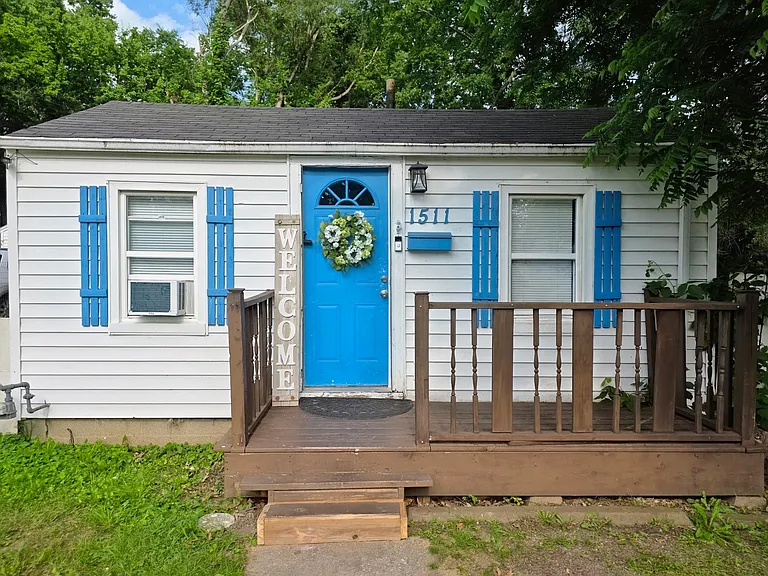 1511 N Pleasant St — Photo 1
