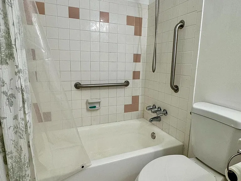 13203 Hampshire Ct — Photo 16