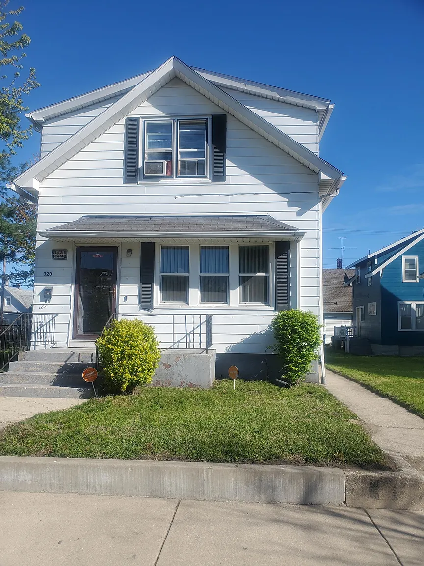 320 E 10th St photo 1