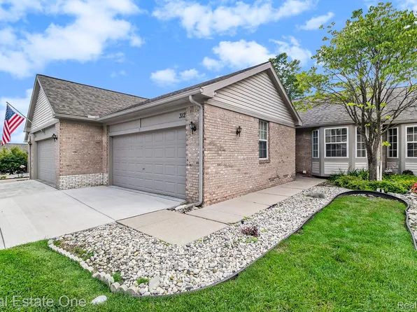 3121 Harbor Ct, Waterford, MI 48328