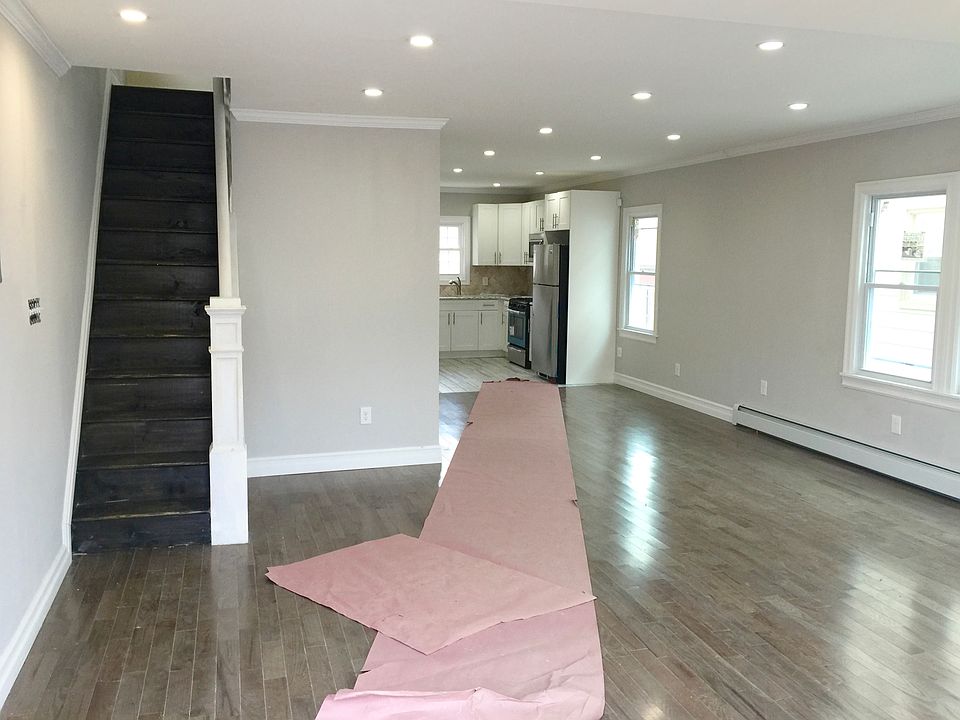 1st image of 209 St 114 Ave