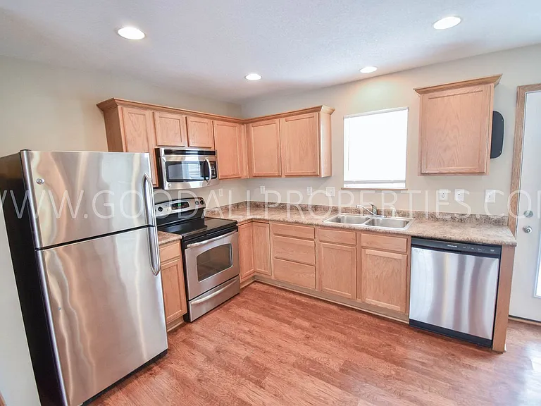 4317 153rd St — Photo 2