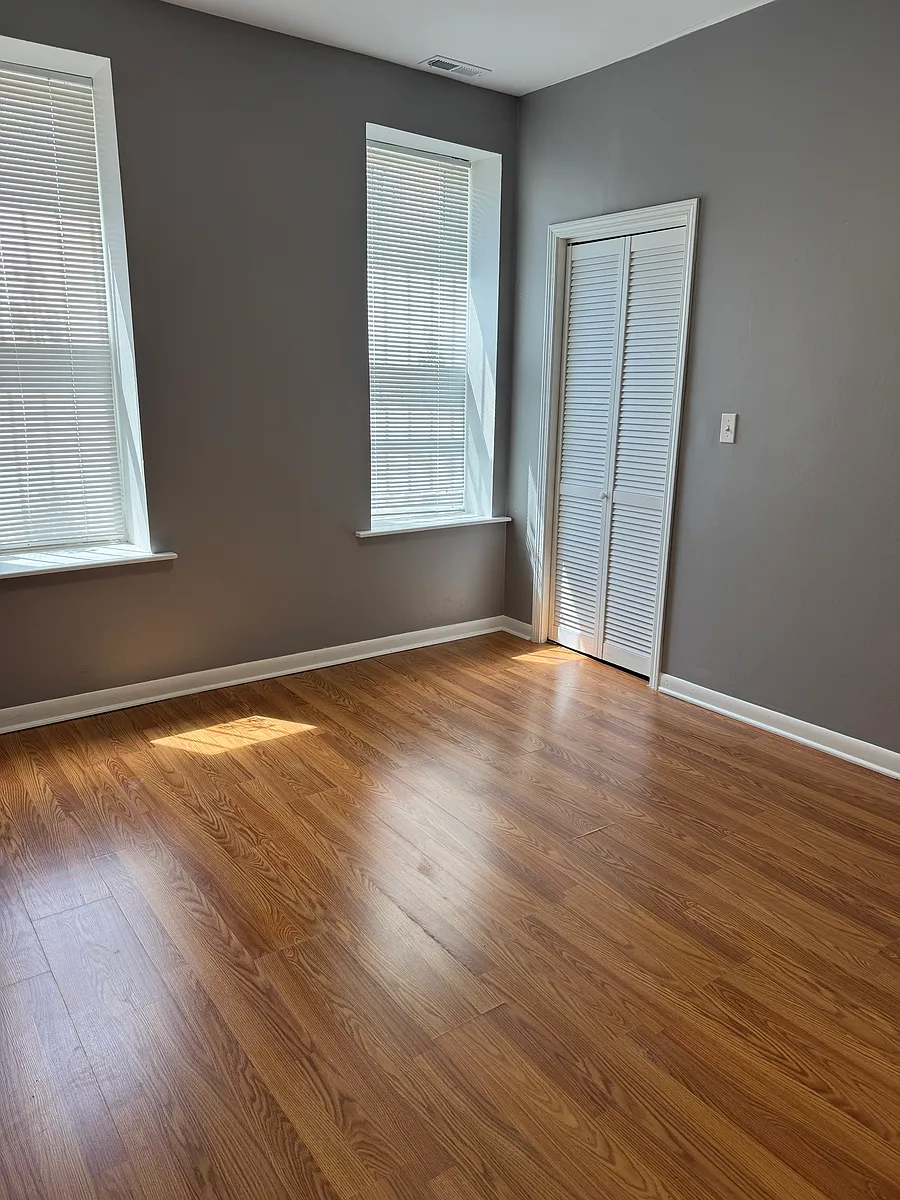 Building Photo - 628 W 18th St #1F