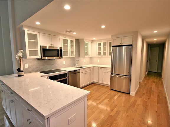 3rd image of 440 North Broadway