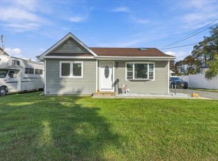 21 Birs Ave, Lindenhurst, NY 11757