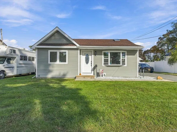 21 Birs Avenue, Lindenhurst, NY 11757
