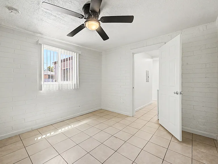2433 E Cameron Vis — Photo 23