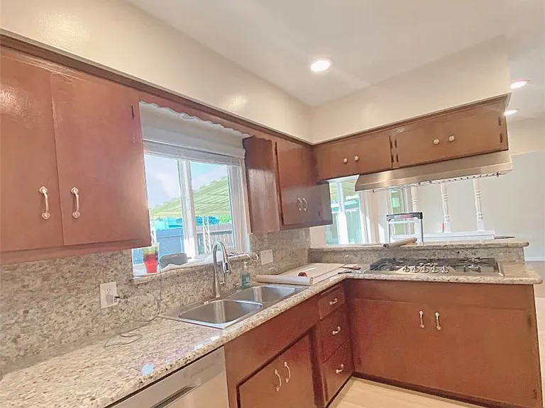 2513 Birch St — Photo 4