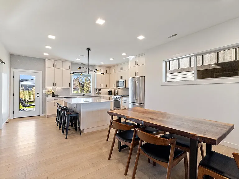 2082 Dennison Ln — Photo 3