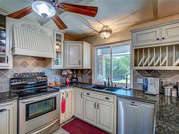 3rd image of 120 Chaparral Dr