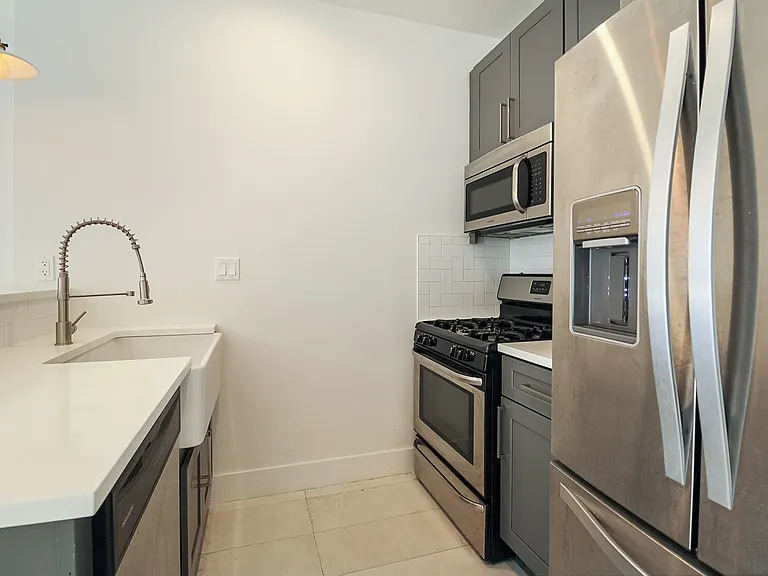 1068 Lafayette Ave #6 — Photo 9