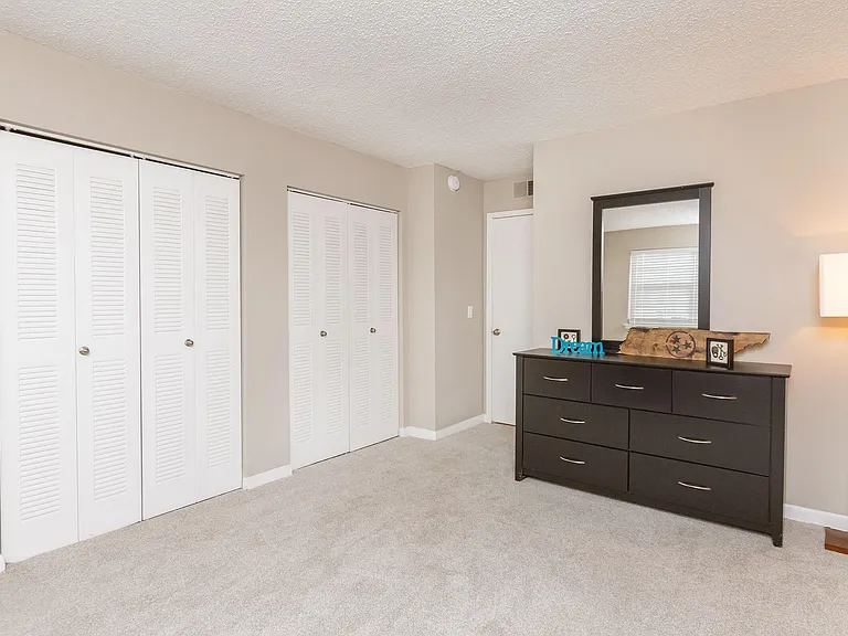 SPACIOUS MAIN BEDROOM