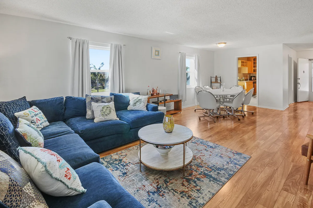 Building Photo - 2936 Lake Shore Dr #310
