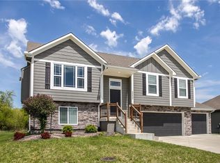 20607 Copper Creek Dr, Peculiar, MO 64078