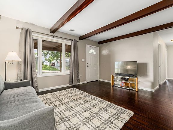 4th image of 380 Hillview Dr