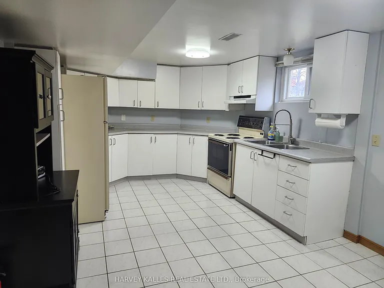 9 Scarlett Dr #LOWER — Photo 2