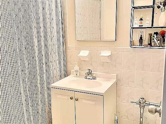 3rd image of 24515 Grand Central Pkwy #7E