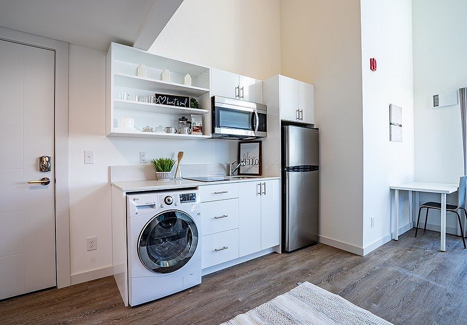 Loft Kitchen, WD, Full refrigerator