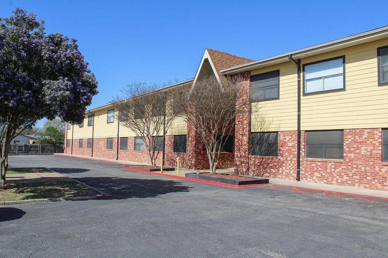 Oak Tree Apartments — Photo 2