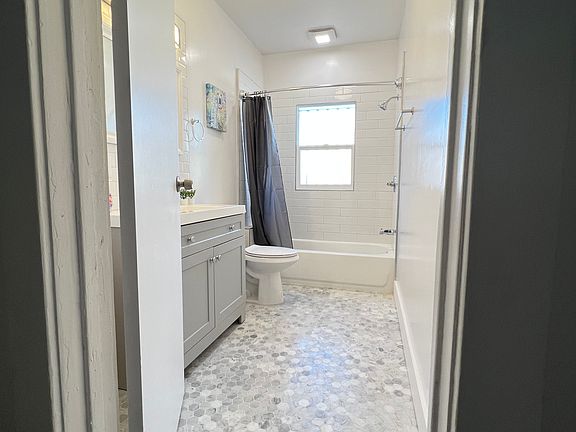 4th image of 601 W 41st St #601