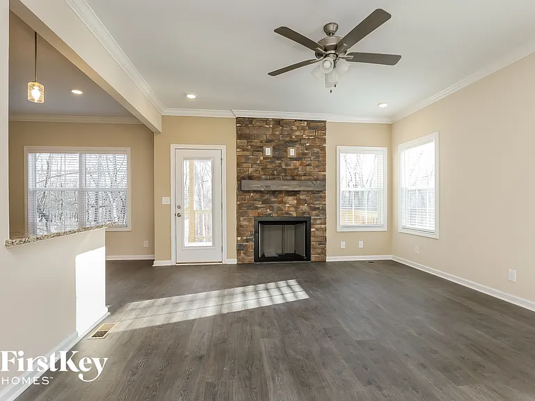 1061 Brightwood Ct — Photo 2