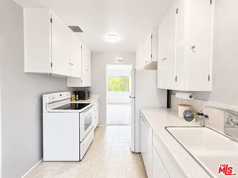 5370 1/2 Village Grn — Photo 6