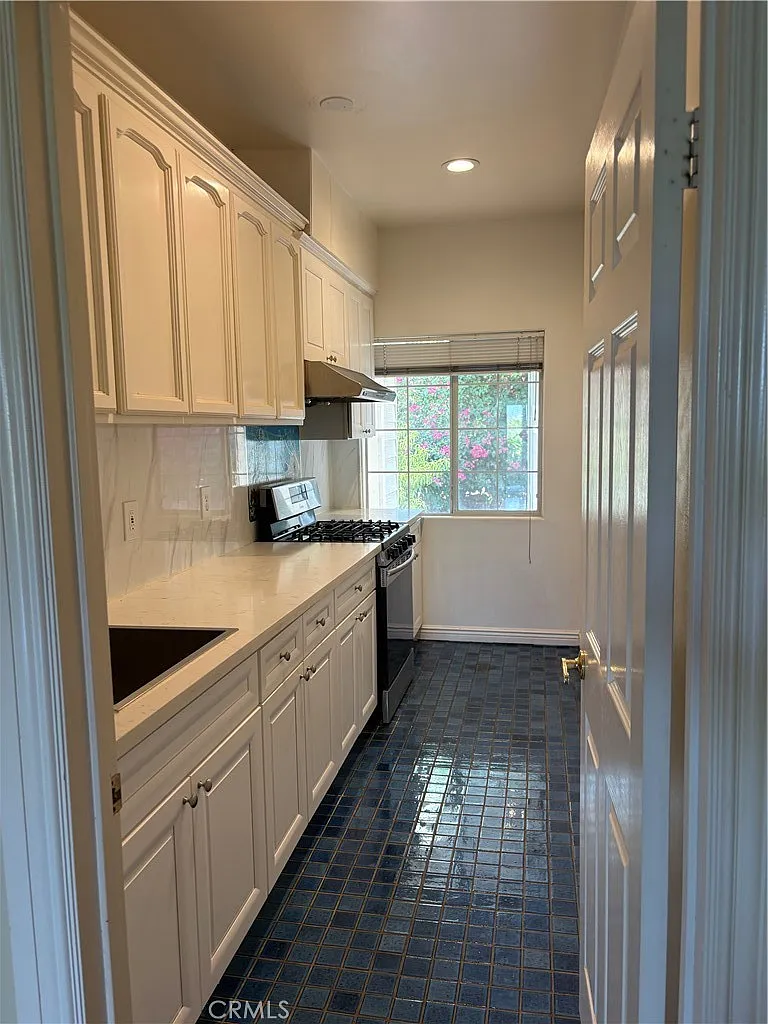 4 bed, 2.5 bath, 3340 sqft, $3,950 — Photo 3