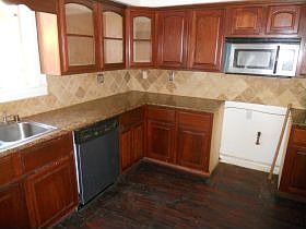 4th image of 672 W 1st St