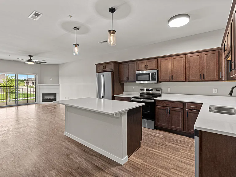 Spring Rose Cir — Photo 19